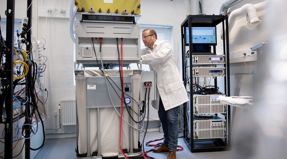 In the project, we want to develop new membranes and optimise the geometric design of the stacks to make flow batteries both cheaper and more sustainable, says Professor Anders Bentien. Foto: Lars Kruse, AU Foto.
